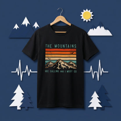 【The Mountains Are Calling】名言＆レトロ山脈ストライプ アメカジ黒Tシャツ | CAMPMODE