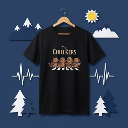THE CHILLKERS | 横断歩道 ゆるかわ カピバラ キャンプ パロディTシャツ【カピバラ好き・アウトドア・ギフトに最適】