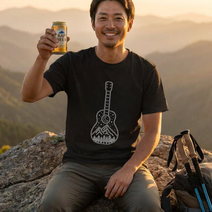 【ギター＆山・星空デザイン】おしゃれキャンプ黒Tシャツ | CAMPMODE