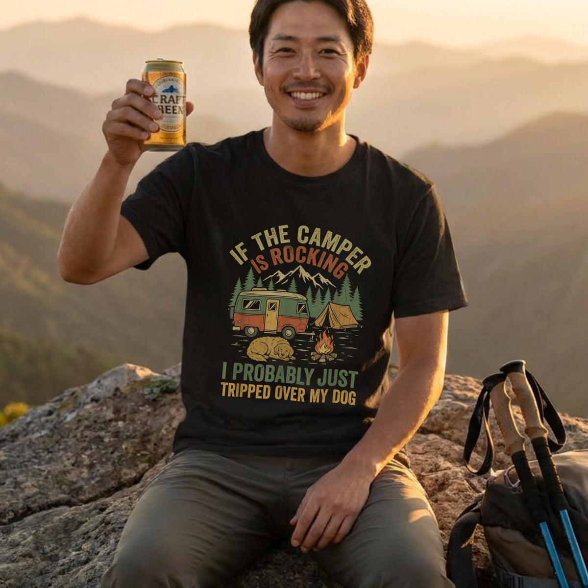 【If The Camper Is Rocking】キャンピングカー＆愛犬イラスト ヴィンテージ黒Tシャツ | CAMPMODE