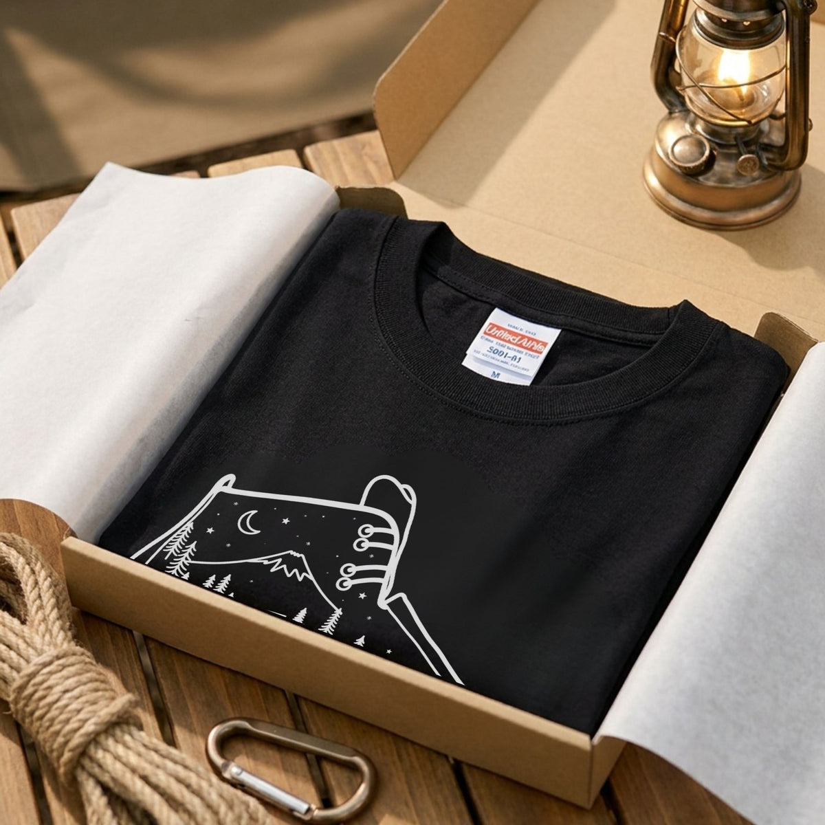 【登山靴・星空と山】ハイキング風景 黒Tシャツ | CAMPMODE