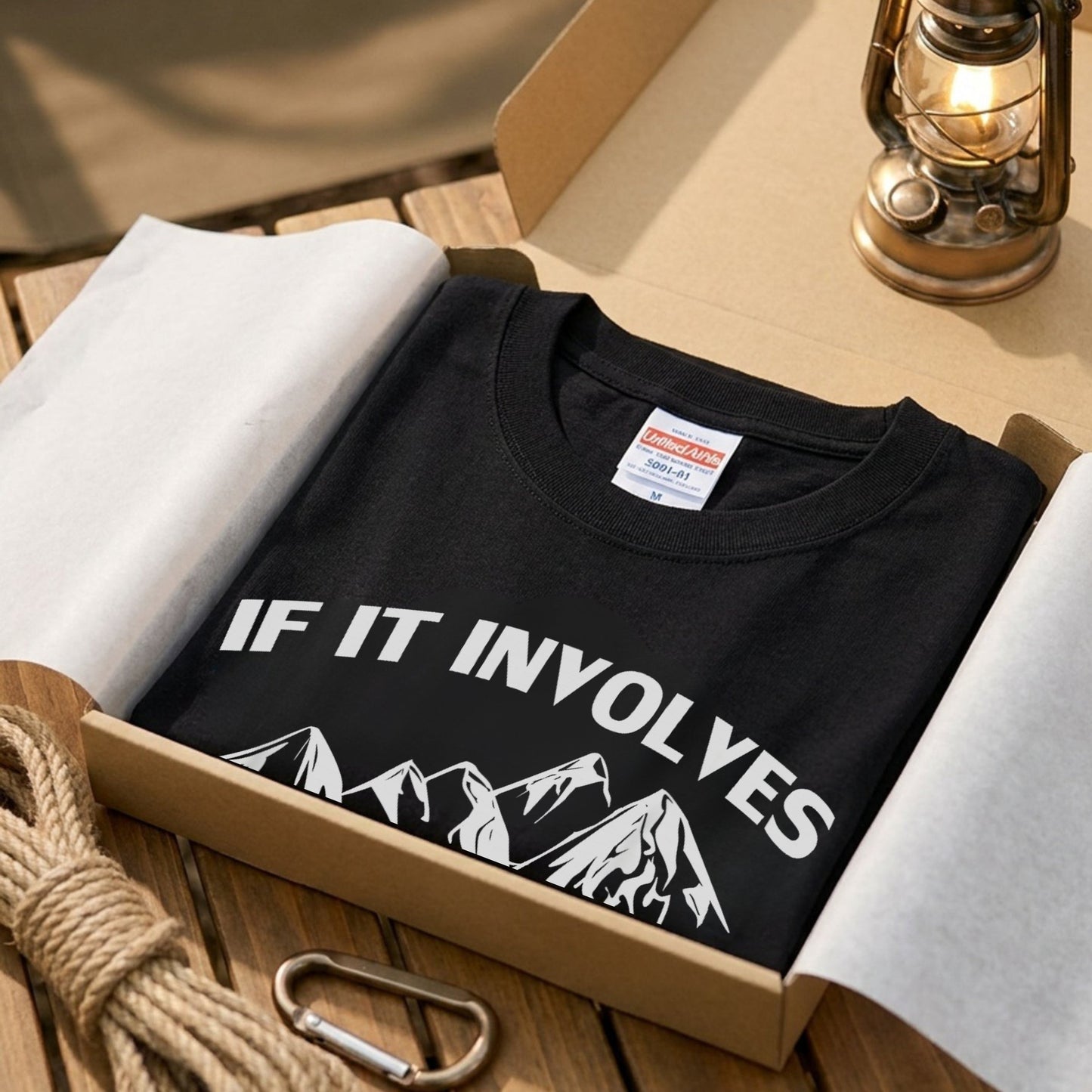 【If It Involves Hiking & Dogs】山脈＆愛犬足跡 モノトーン黒Tシャツ | CAMPMODE