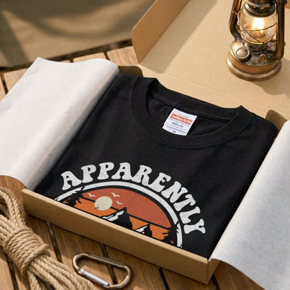 【Apparently I Camp Now】ヴィンテージサンセット 山脈アウトドア黒Tシャツ | CAMPMODE