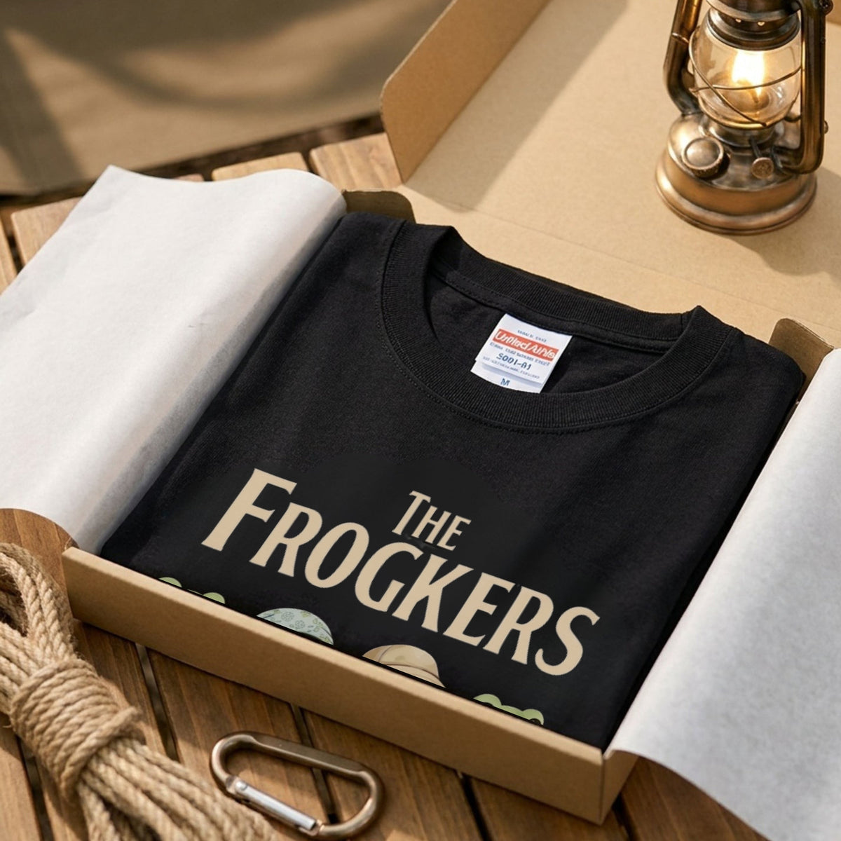 THE FROGKERS | 横断歩道 ゆるかわ カエル キャンプ パロディTシャツ【蛙好き・アウトドア・ギフトに最適】