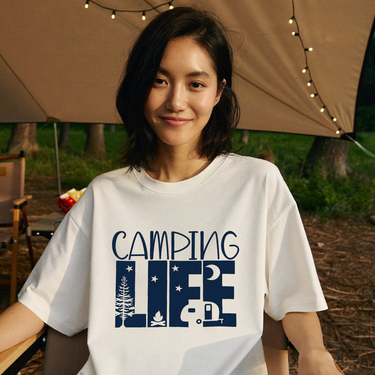 「CAMPING LIFE」キャンピングカー Tシャツ - 焚き火 トレーラーハウス イラスト | キャンプ 服