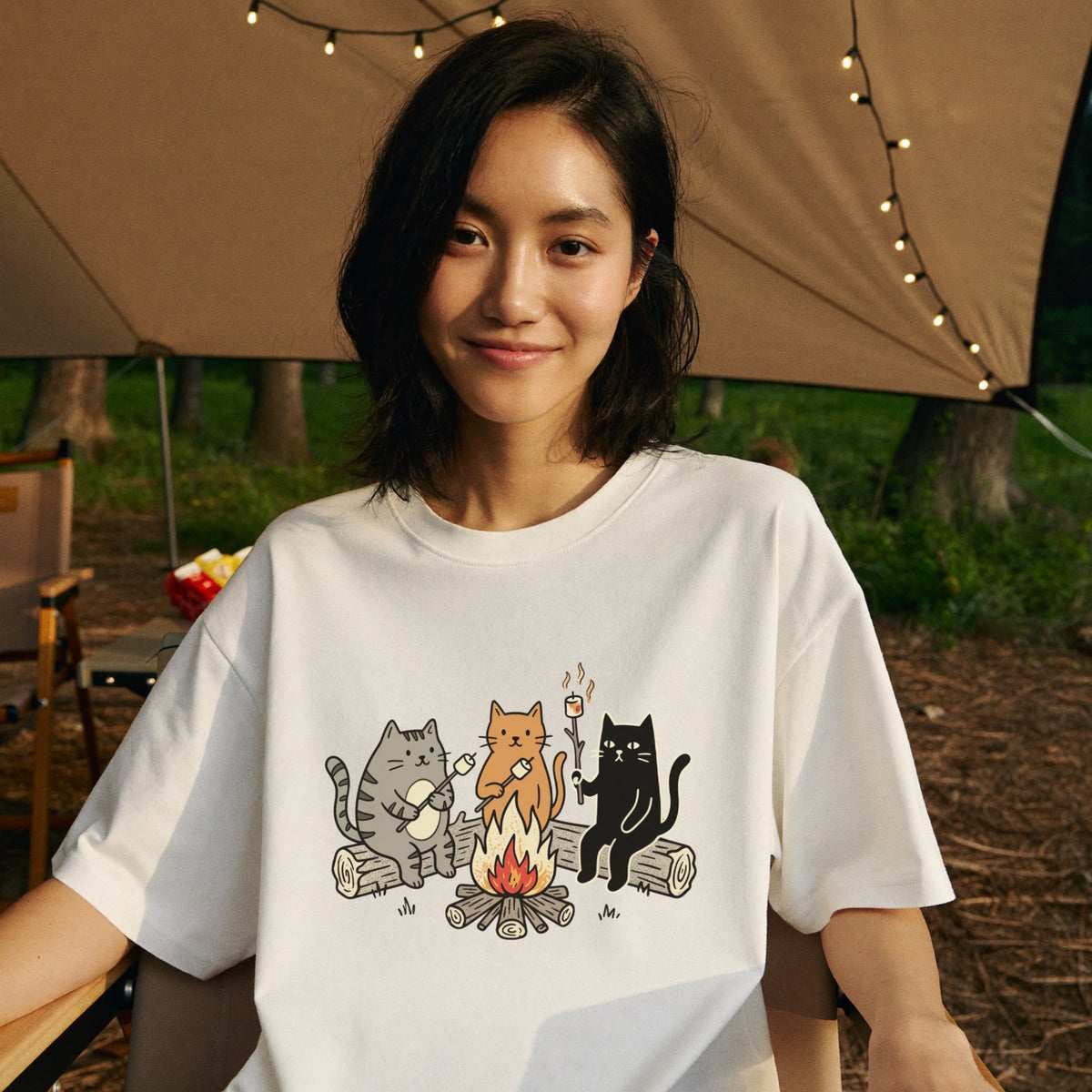 焚き火 猫マシュマロ Tシャツ - CAMPMODE | キャンプ ウェア