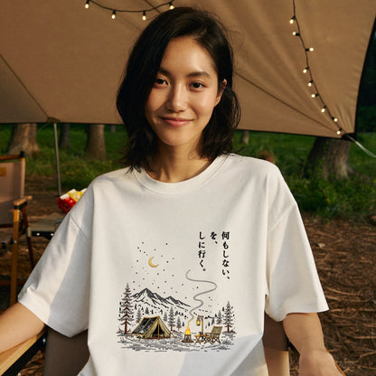 【縦書き・何もしないをしに行く。】キャンプ焚き火黒Tシャツ | CAMPMODE