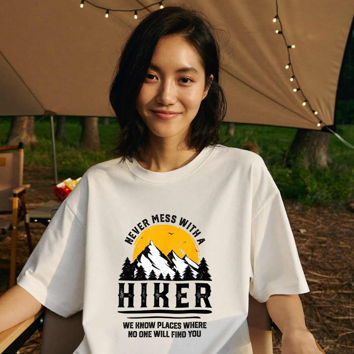【Never Mess With A Hiker】ブラックユーモア名言＆山脈 白Tシャツ | CAMPMODE