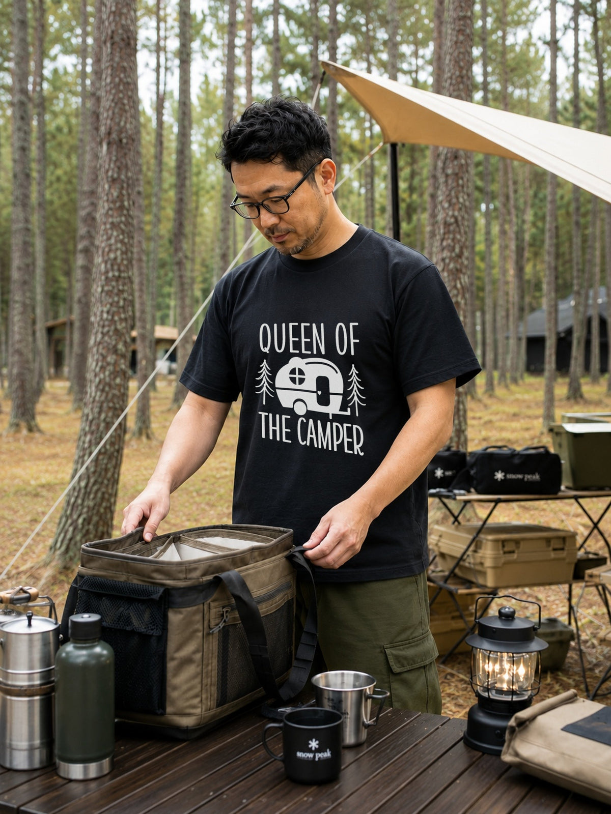 「Queen of the Camper」 Tシャツ - 女性用 レトロ キャンピングカー 森林 イラスト アウトドア 服