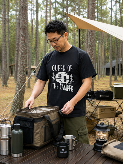 「Queen of the Camper」 Tシャツ - 女性用 レトロ キャンピングカー 森林 イラスト アウトドア 服