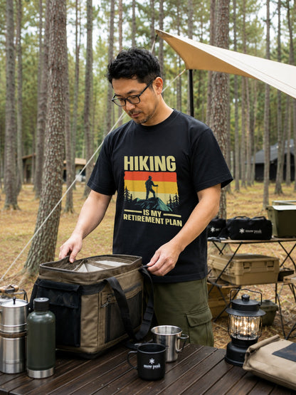 Hiking Is My Retirement Plan Tシャツ ｜ 登山・ハイキング・アウトドア・退職祝い・レトロに人気