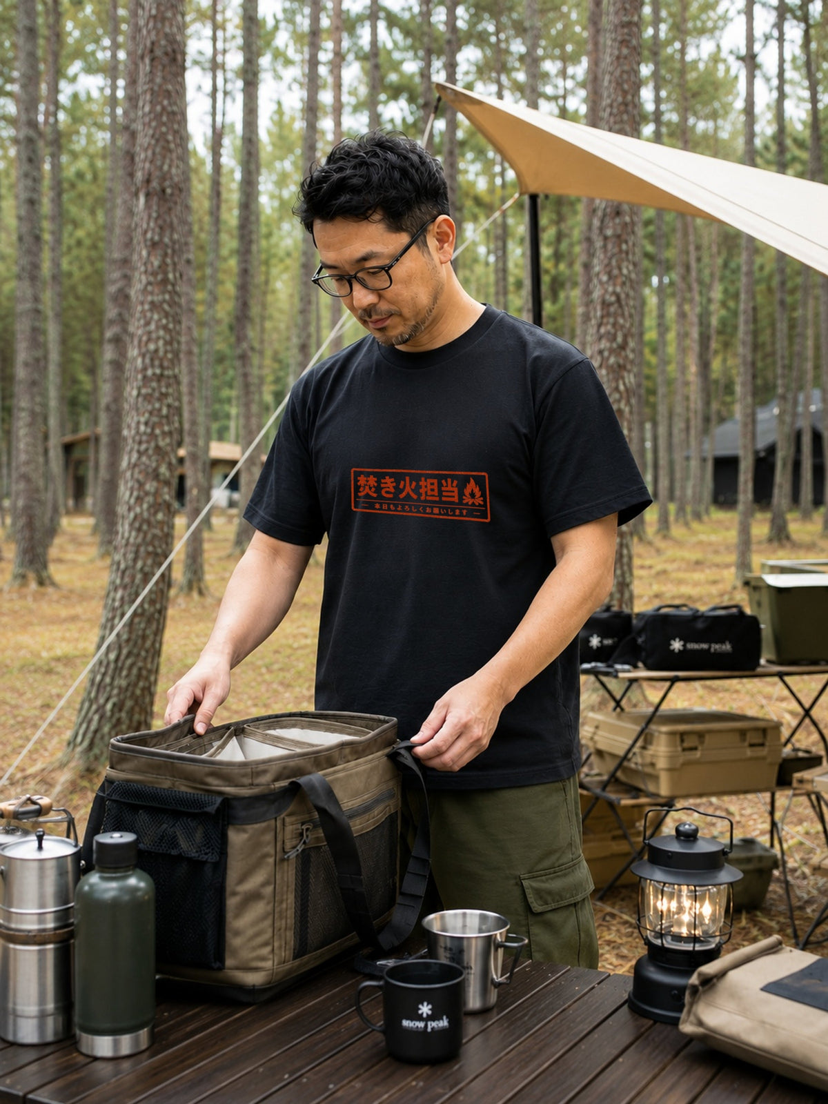 焚き火担当 おもしろキャンプTシャツ｜CAMPMODE
