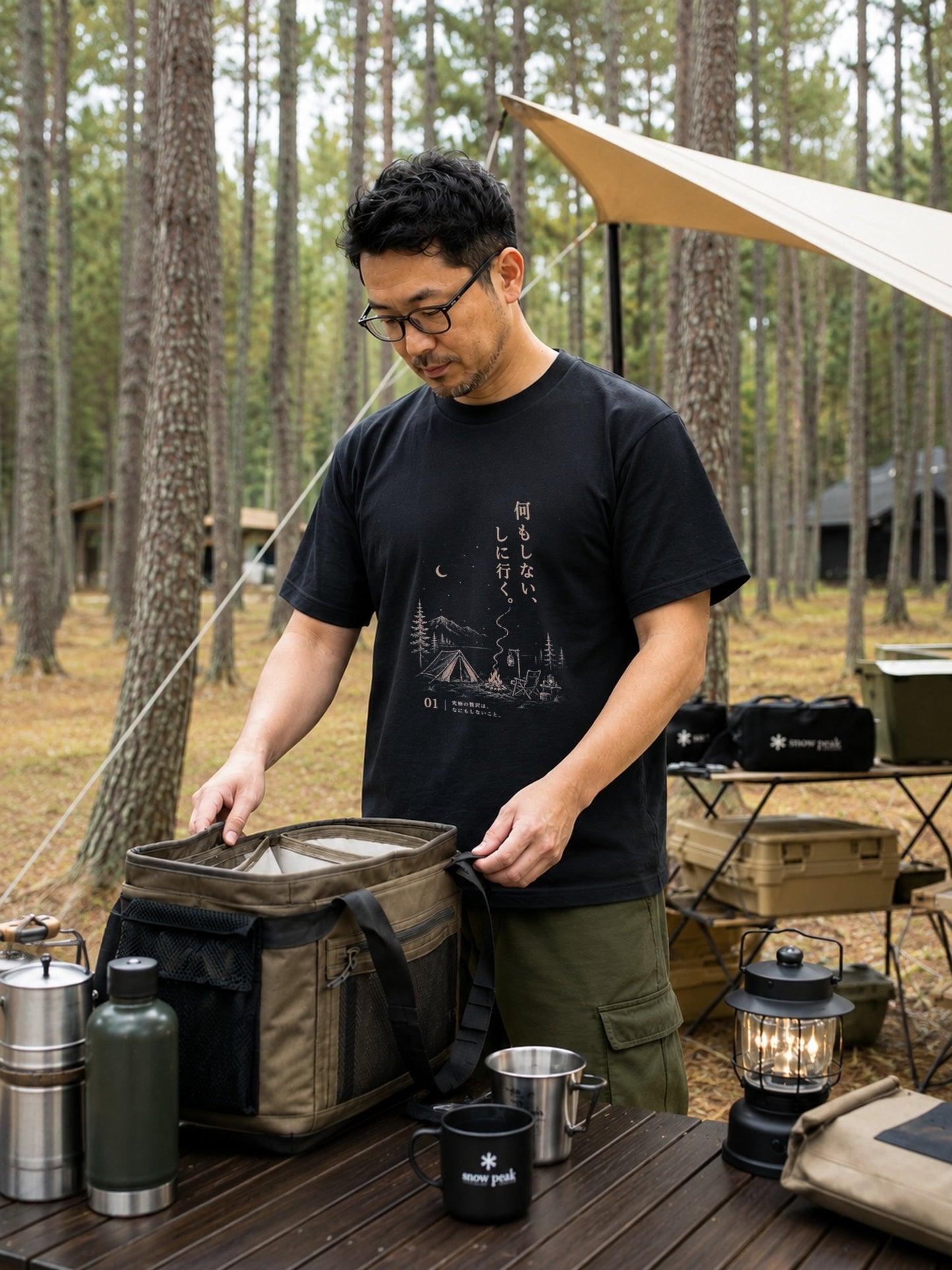 【何もしないをしに行く。】キャンプ・焚き火デザイン黒Tシャツ | CAMPMODE