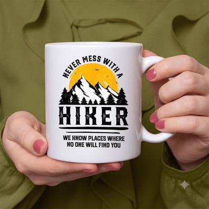 【NEVER MESS WITH A HIKER】登山ジョーク セラミックマグカップ | CAMPMODE