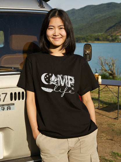 ボタニカル 「CAMP life」 キャンプ Tシャツ - フェザー（羽） 三日月 焚き火 イラストTシャツ アウトドア 服