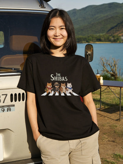 THE SHIBAS | 横断歩道 ゆるかわ 柴犬 キャンプ パロディTシャツ【犬好き・愛犬家・アウトドア・ギフトに最適】