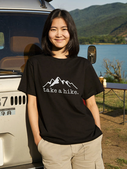 「Take a hike」山 Tシャツ - ミニマル マウンテン グラフィックTシャツ アウトドア 登山 キャンプ 服