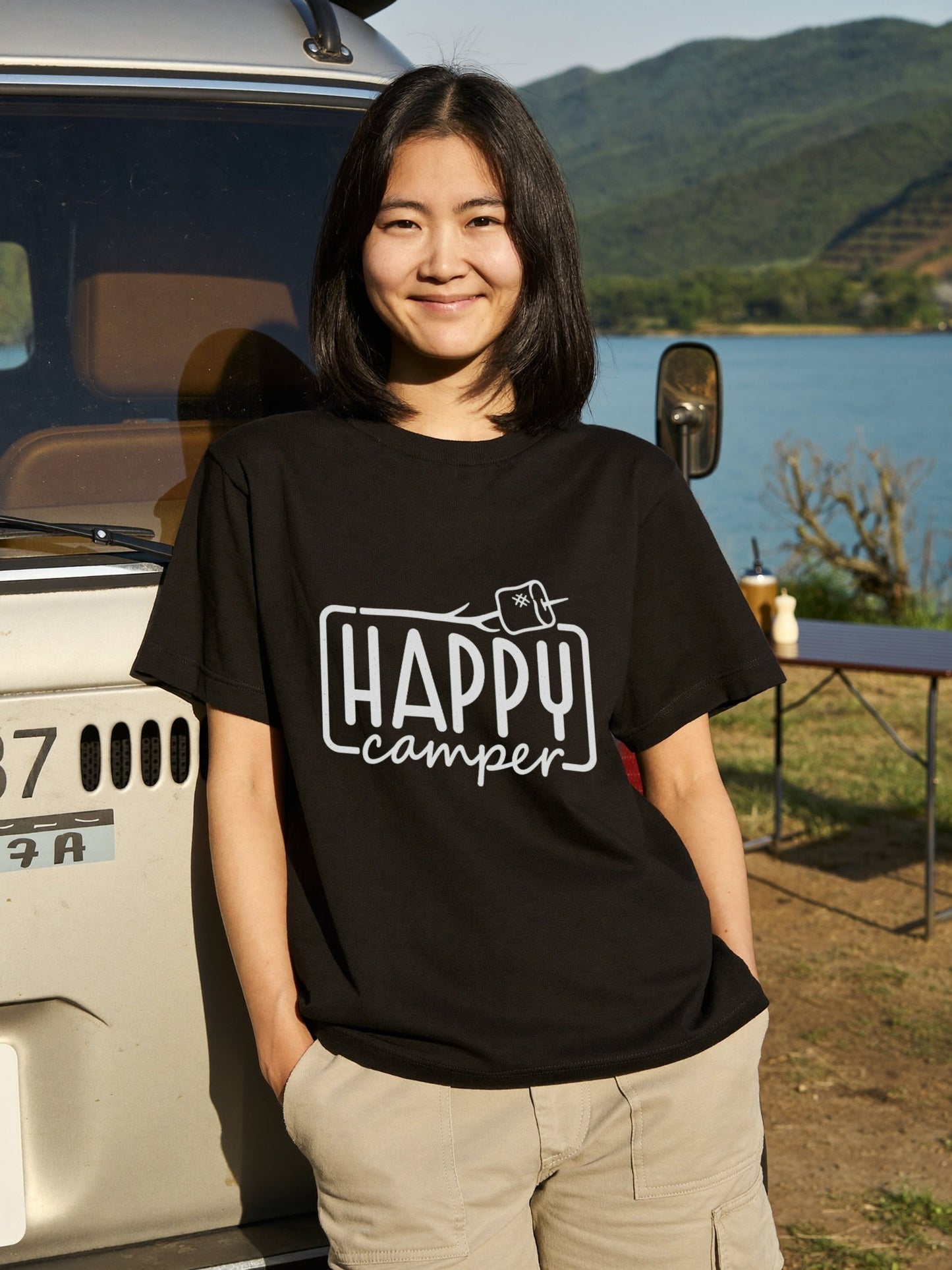 「Happy camper」ハッピーキャンパー Tシャツ - マシュマロ 焼き 焚き火 イラストTシャツ アウトドア 服