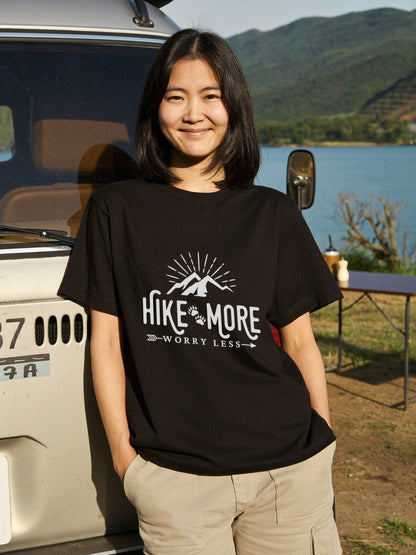 ヴィンテージ風 ハイキング & キャンプ Tシャツ - 「Hike more worry less」ユニセックス 半袖Tシャツ