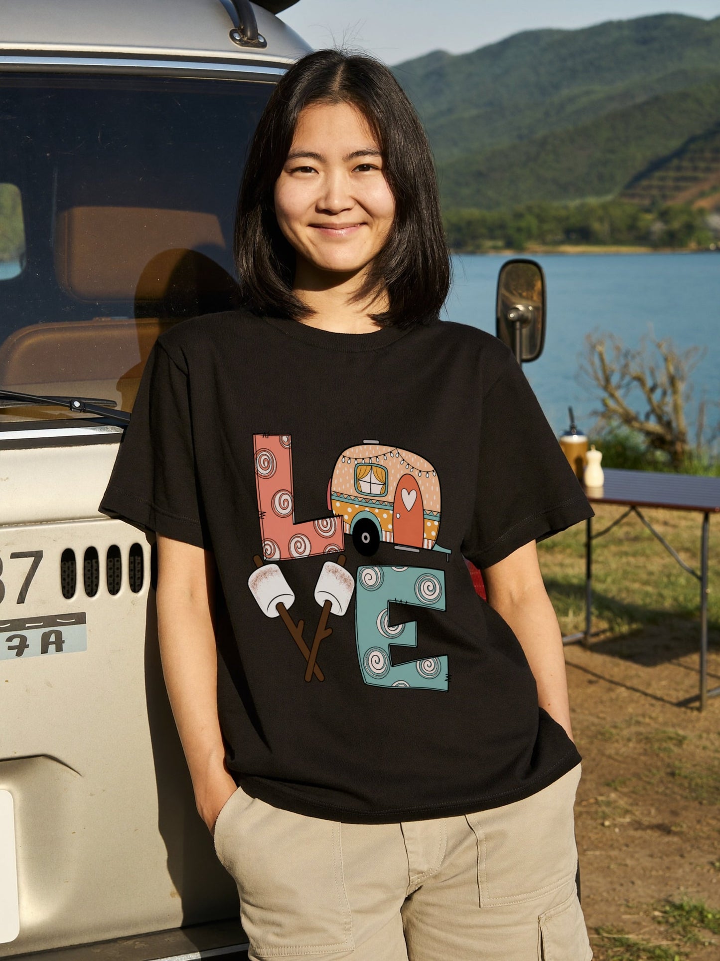 「LOVE」 キャンピング Tシャツ - かわいい レトロ キャンピングカー マシュマロ イラスト キャンプ 服