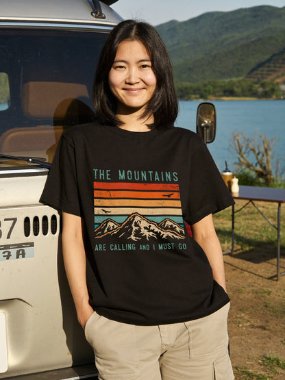 【The Mountains Are Calling】名言＆レトロ山脈ストライプ アメカジ黒Tシャツ | CAMPMODE