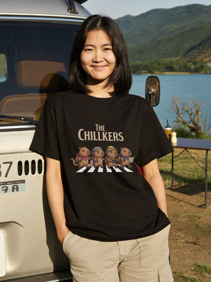 THE CHILLKERS | 横断歩道 ゆるかわ カピバラ キャンプ パロディTシャツ【カピバラ好き・アウトドア・ギフトに最適】