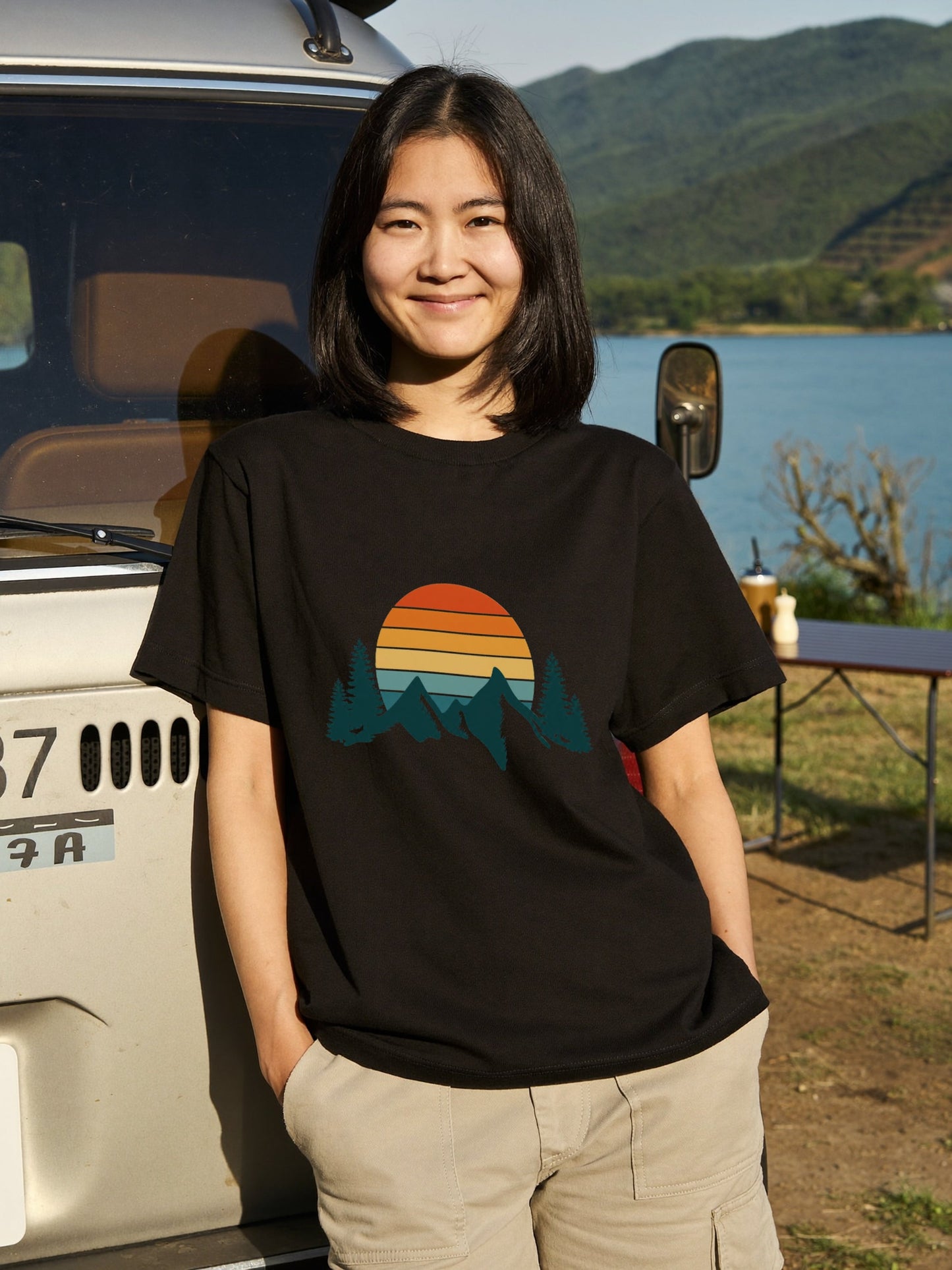 レトロ サンセット（夕日）山 Tシャツ - ヴィンテージ風 70年代 80年代 グラフィックTシャツ 登山 キャンプ 服