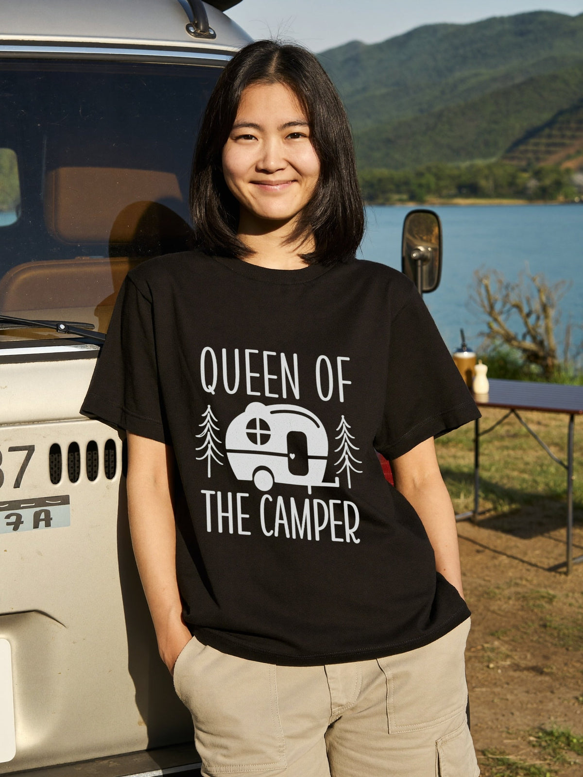 「Queen of the Camper」 Tシャツ - 女性用 レトロ キャンピングカー 森林 イラスト アウトドア 服
