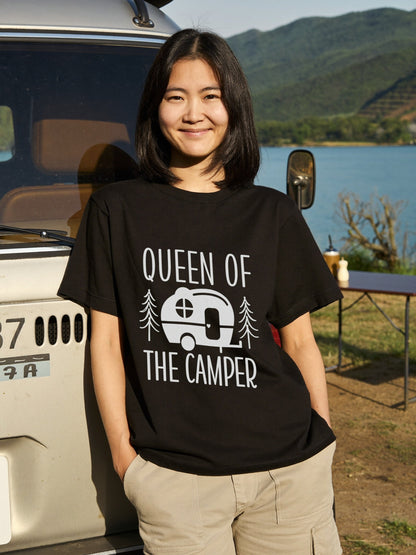 「Queen of the Camper」 Tシャツ - 女性用 レトロ キャンピングカー 森林 イラスト アウトドア 服