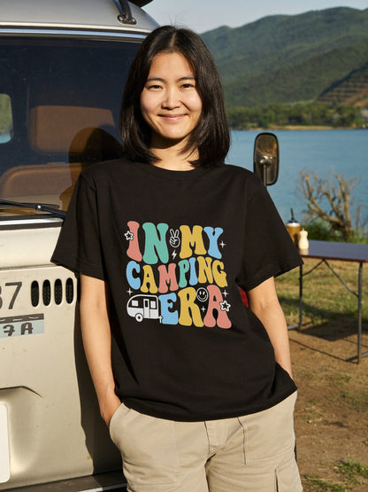 「In My Camping Era」 レトロ Tシャツ - 70年代風 ポップ カラフル フォント キャンプ アウトドア 服
