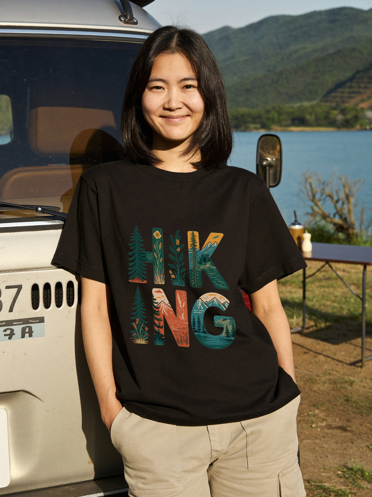 ヴィンテージ風 「HIKING」 文字ロゴ Tシャツ - レトロ マウンテン 風景 グラフィックTシャツ アウトドア 登山