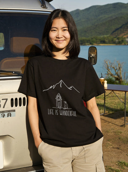 「LIFE IS WANDERFUL」愛犬と登山 Tシャツ - 犬とハイキング 線画イラスト | キャンプ 服