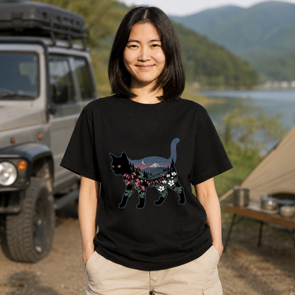 富士山と花咲く夜空 黒猫Tシャツ