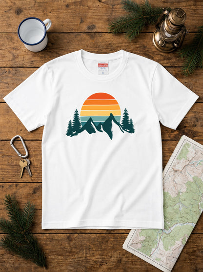 レトロ サンセット（夕日）山 Tシャツ - ヴィンテージ風 70年代 80年代 グラフィックTシャツ 登山 キャンプ 服