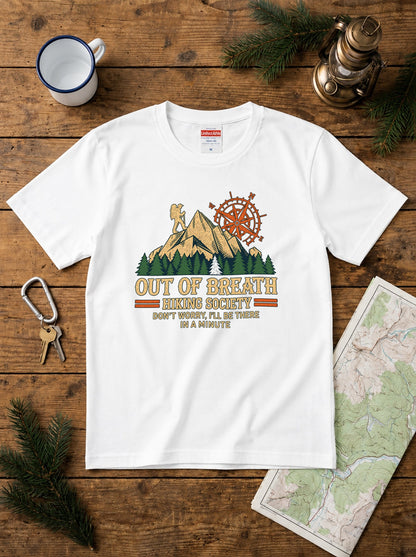 「Out of breath hiking society」おもしろ Tシャツ - 面白い ハイキング 登山 キャンプ グラフィックTシャツ