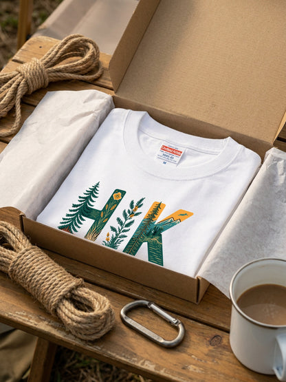 ヴィンテージ風 「HIKING」 文字ロゴ Tシャツ - レトロ マウンテン 風景 グラフィックTシャツ アウトドア 登山