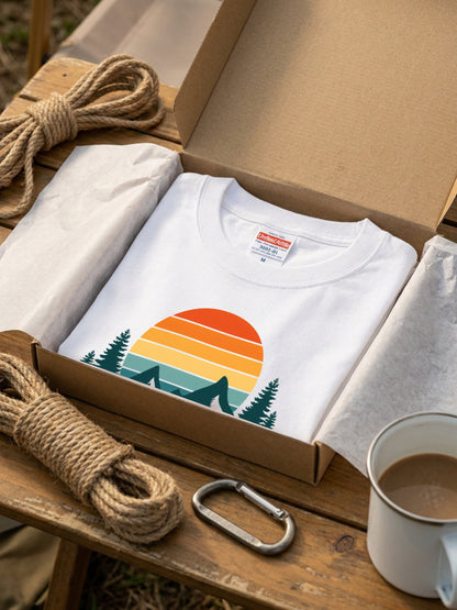 レトロ サンセット（夕日）山 Tシャツ - ヴィンテージ風 70年代 80年代 グラフィックTシャツ 登山 キャンプ 服