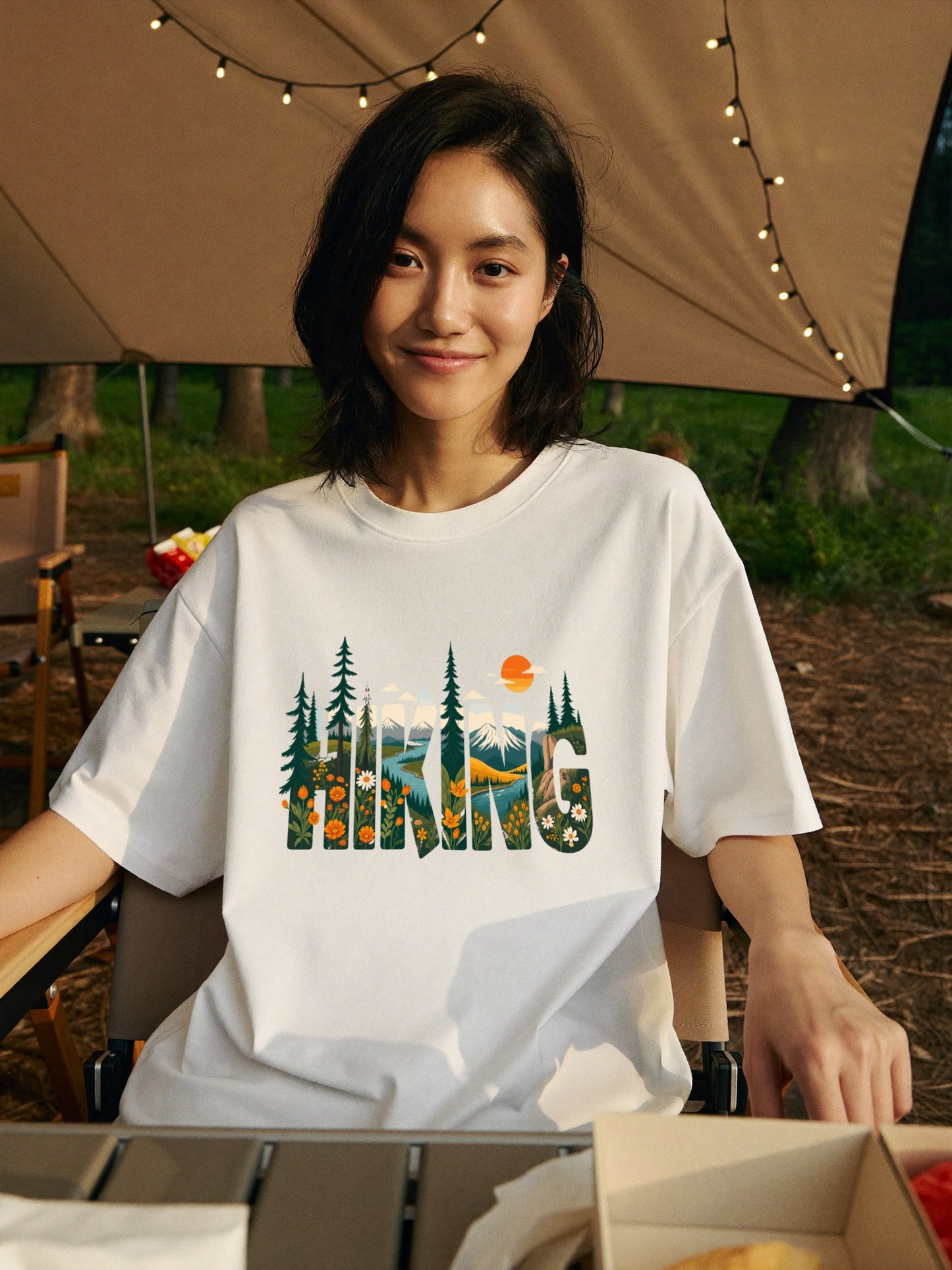 ヴィンテージ風 「HIKING」 文字 Tシャツ - レトロ 山脈 野花 イラスト グラフィックTシャツ 登山 服