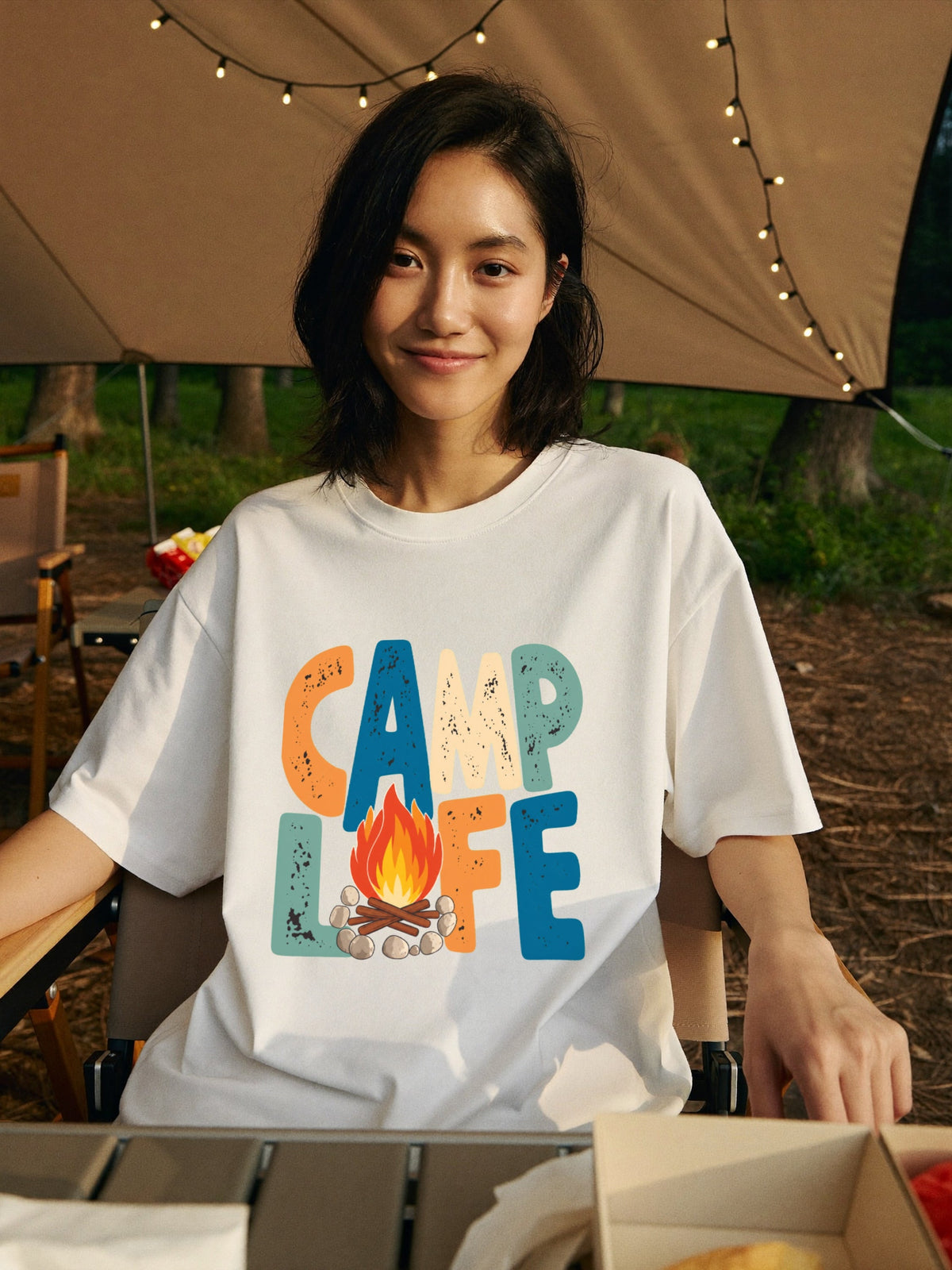 レトロ 「CAMP LIFE」 キャンプ Tシャツ - ヴィンテージ風 70年代 焚き火 グラフィックTシャツ アウトドア 服