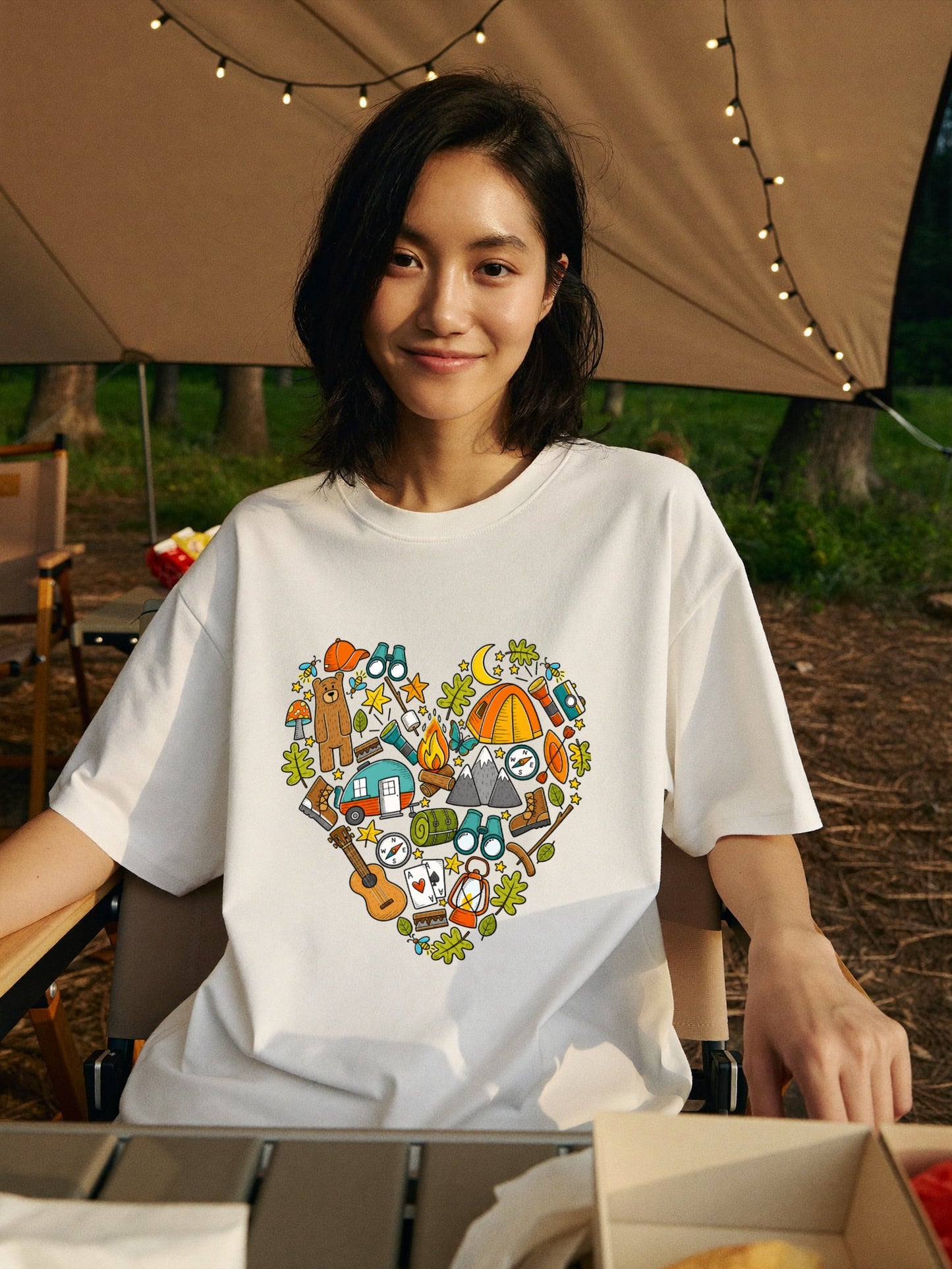 ハート型 キャンプ イラスト Tシャツ - かわいい 登山 アウトドア アイテム ハートデザイン 服