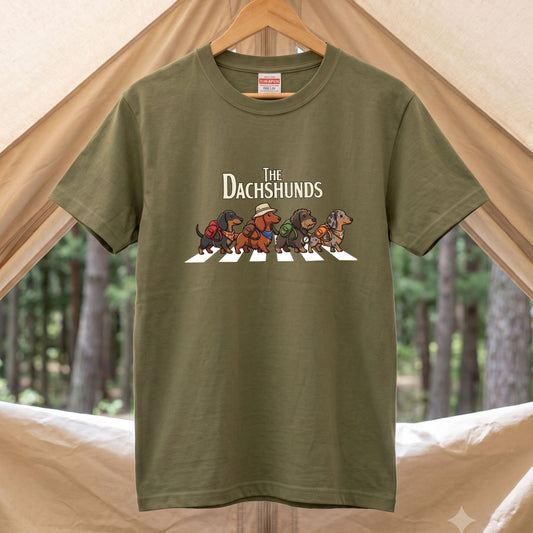 THE DACHSHUNDS | 横断歩道 ゆるかわ ダックスフンド キャンプ パロディTシャツ【犬好き・愛犬家・アウトドア・ギフトに最適】
