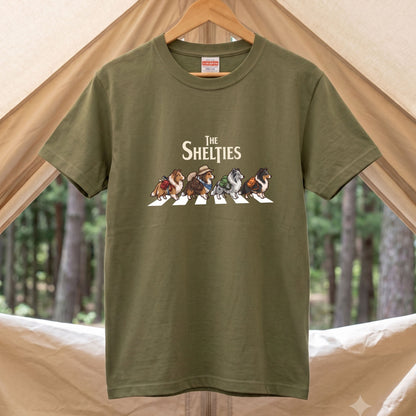 THE SHELTIES 横断歩道 キャンプ ゆるかわ Tシャツ 【犬好き・愛犬家・アウトドア・ギフトに最適】