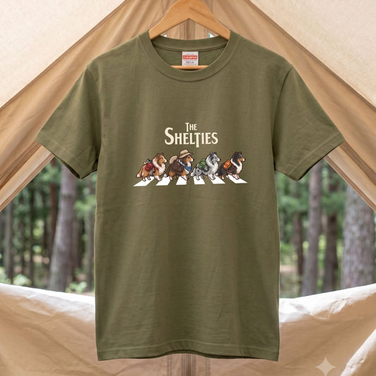 THE SHELTIES 横断歩道 キャンプ ゆるかわ Tシャツ 【犬好き・愛犬家・アウトドア・ギフトに最適】