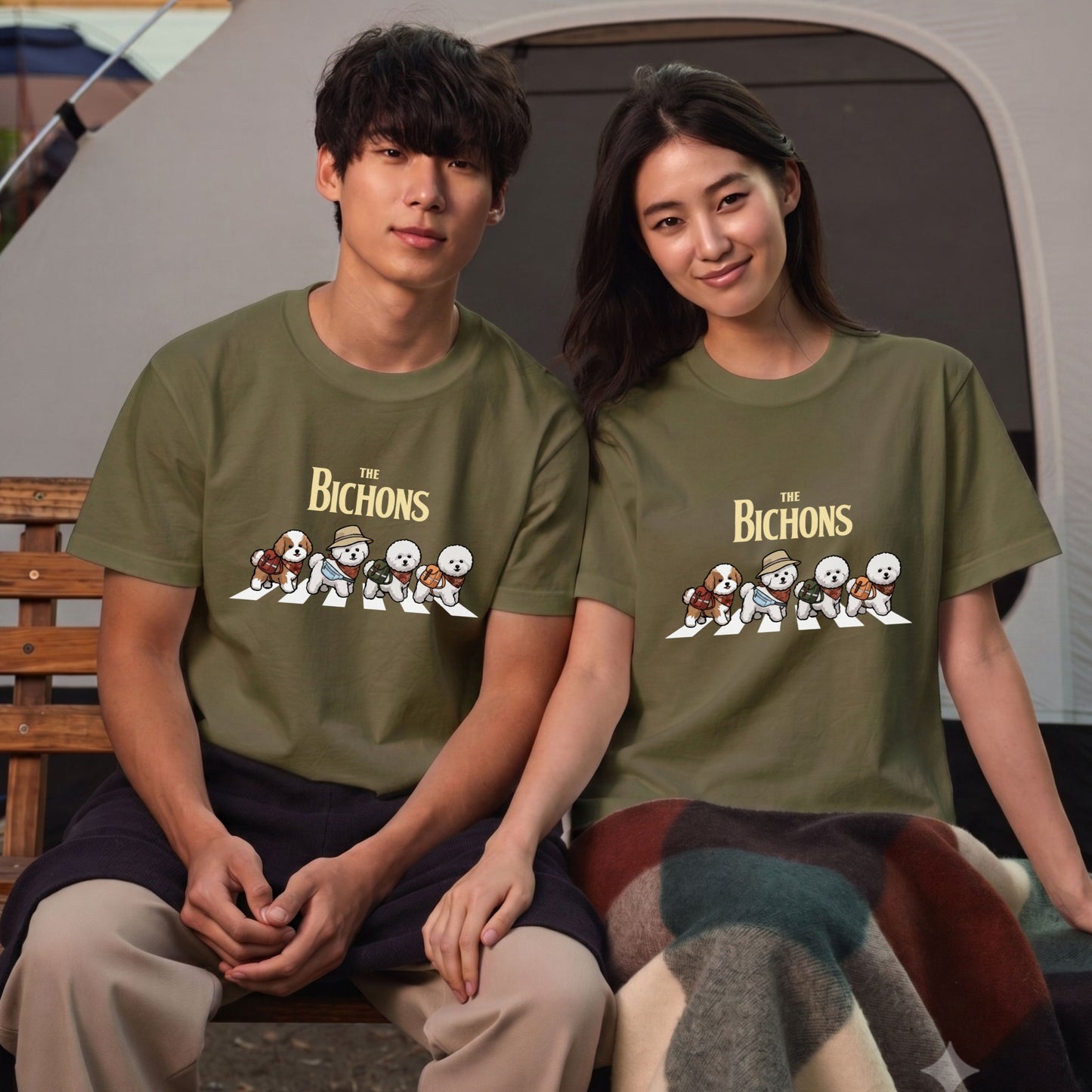THE BICHONS 横断歩道 キャンプ ゆるかわ パロディTシャツ 【犬好き・愛犬家・アウトドア・ギフトに最適】