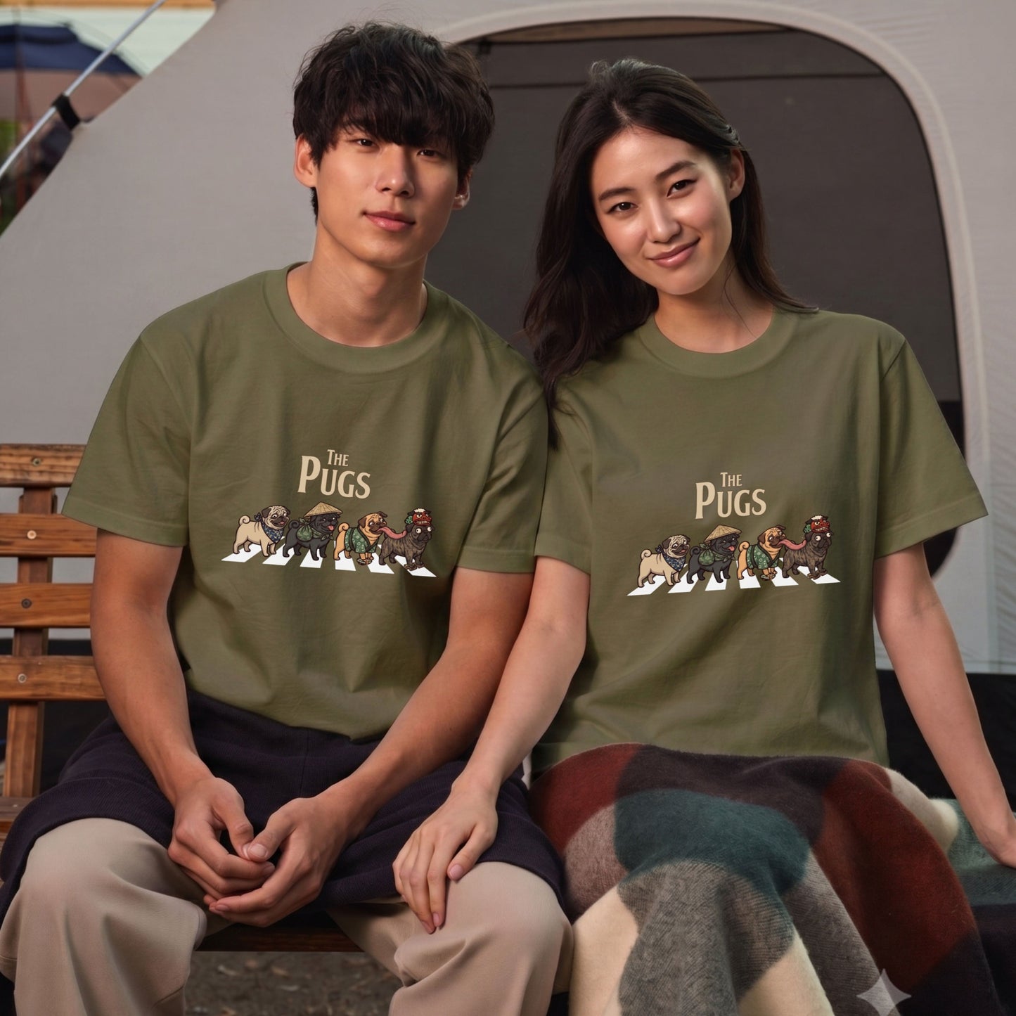THE PUGS 横断歩道 キャンプ ゆるかわ Tシャツ 【犬好き・愛犬家・アウトドア・ギフトに最適】