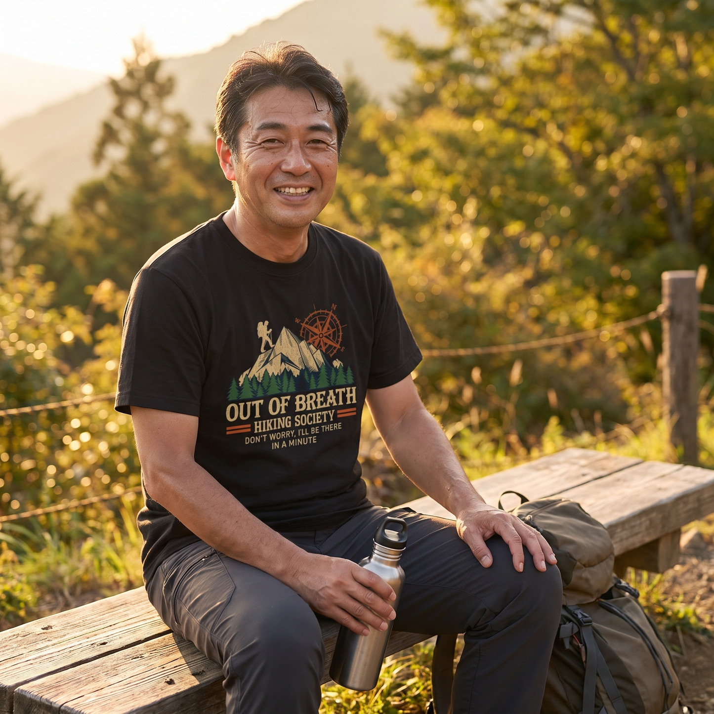 「Out of breath hiking society」おもしろ Tシャツ - 面白い ハイキング 登山 キャンプ グラフィックTシャツ