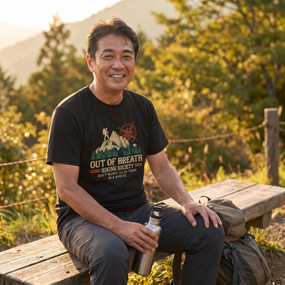 「Out of breath hiking society」おもしろ Tシャツ - 面白い ハイキング 登山 キャンプ グラフィックTシャツ