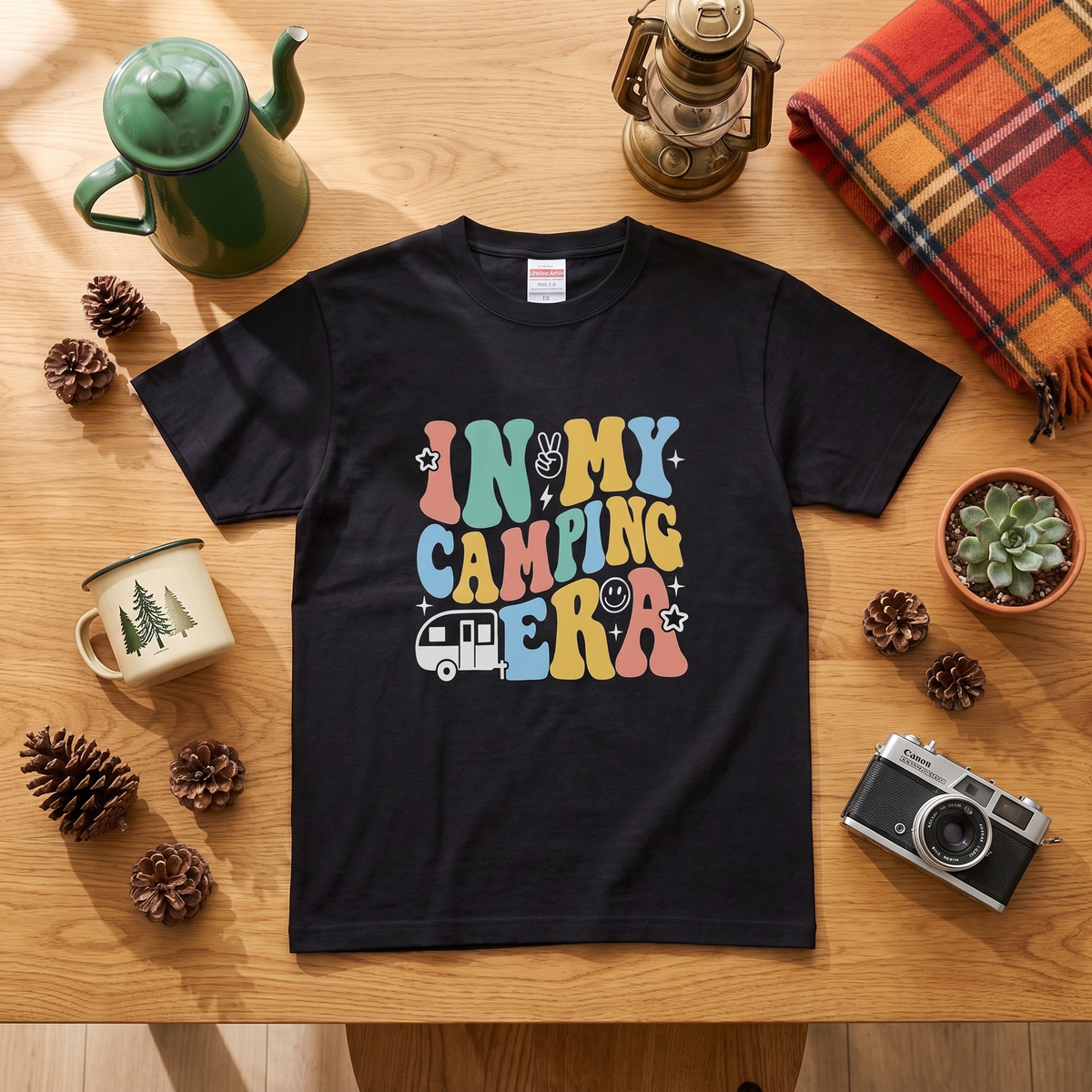 「In My Camping Era」 レトロ Tシャツ - 70年代風 ポップ カラフル フォント キャンプ アウトドア 服