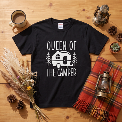 「Queen of the Camper」 Tシャツ - 女性用 レトロ キャンピングカー 森林 イラスト アウトドア 服