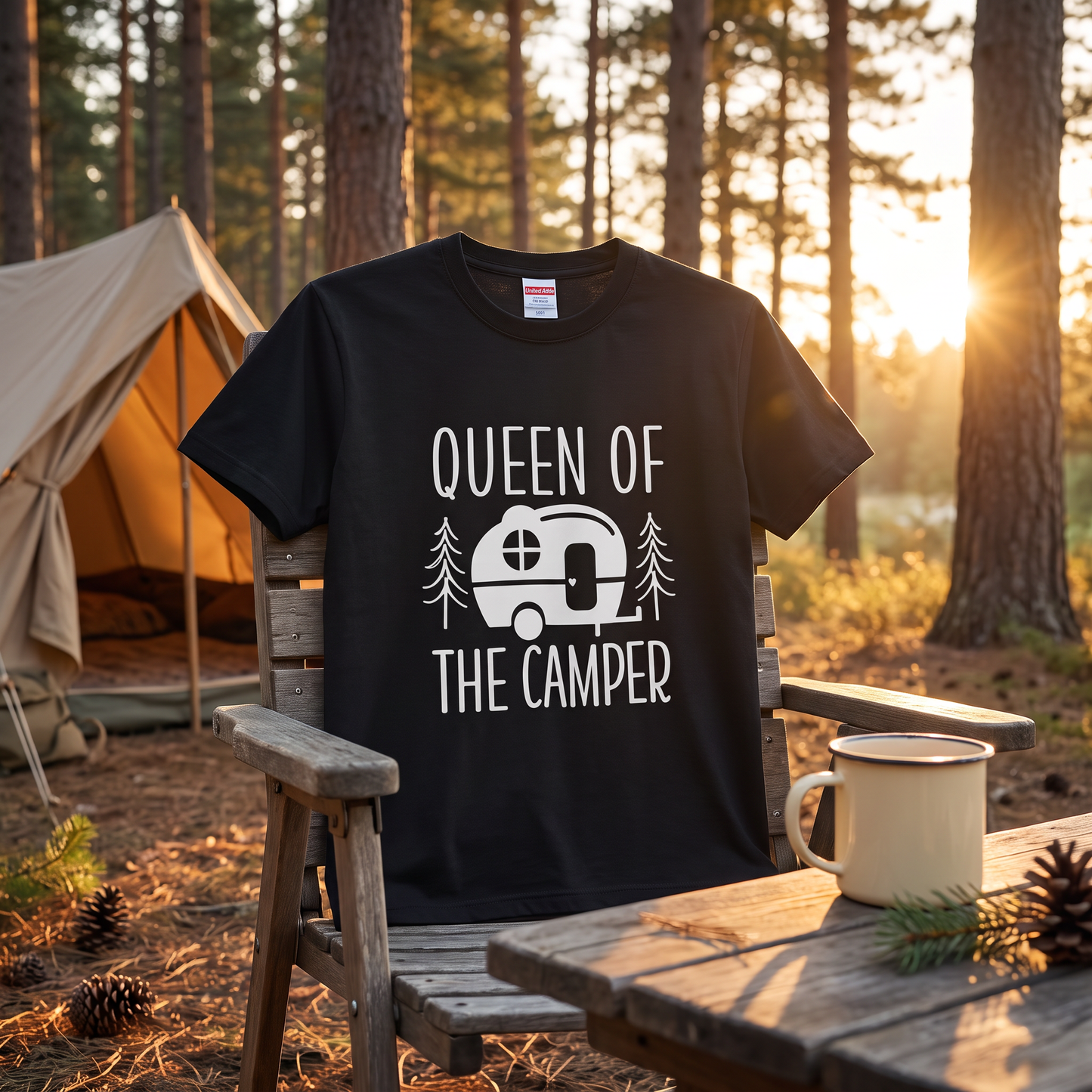 「Queen of the Camper」 Tシャツ - 女性用 レトロ キャンピングカー 森林 イラスト アウトドア 服
